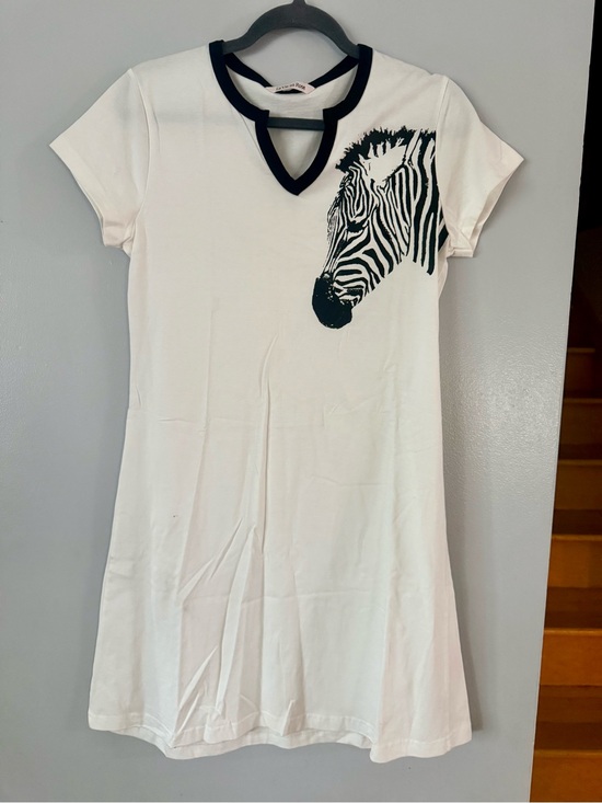 La Vie En Rose Other - La Vie en Rose White Zebra Print Lounge Dress Nightgown - Size M